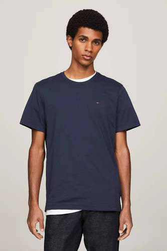 Blauw T-shirt van TOMMY JEANS, met korte mouwen en een witte onderlaag zichtbaar.