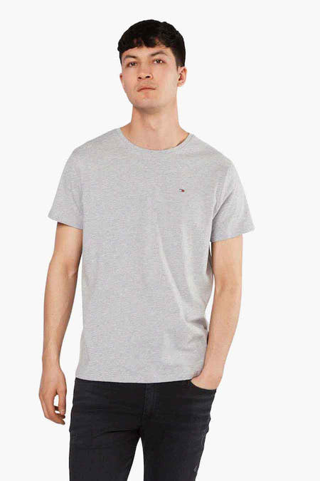 Grijs T-shirt van TOMMY JEANS, met korte mouwen en een klein logo op de borst.
