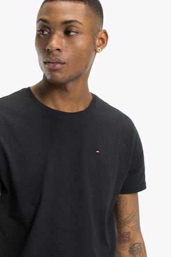 Zwart T-shirt van TOMMY JEANS, met een klein logo op de borst en een ronde hals.