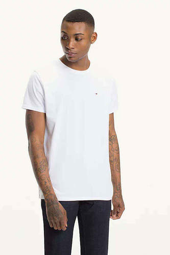 Wit T-shirt van TOMMY JEANS, met korte mouwen en een klein logo op de borst.