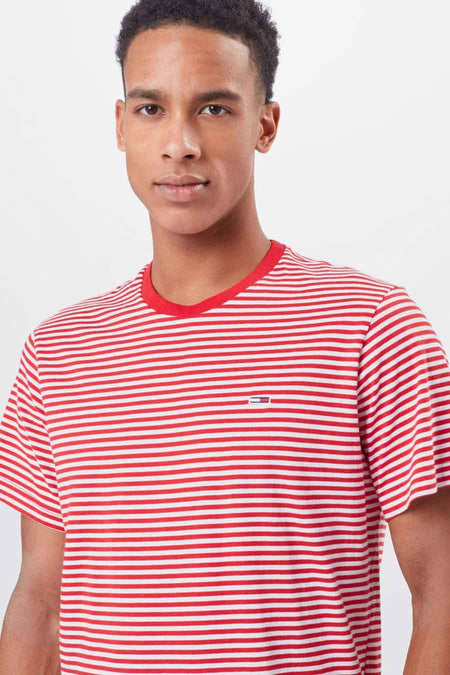 Rood-wit gestreept korte mouwen T-shirt van TOMMY JEANS met ronde hals en klein logo op borst, vooraanzicht model