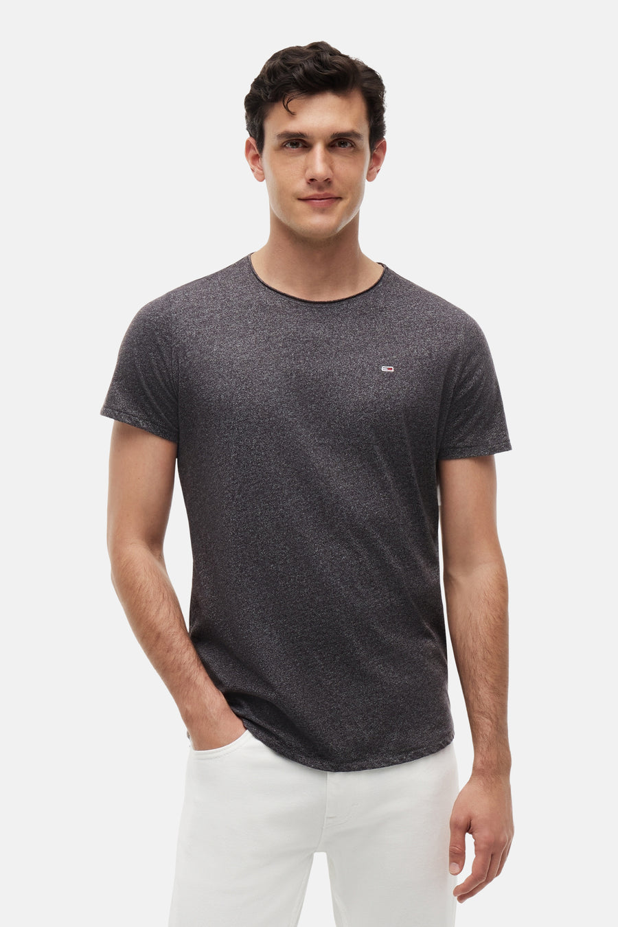 Zwart marl T-shirt van TOMMY JEANS met ronde hals en klein logo op borst, gedragen door model in lifestyle shot