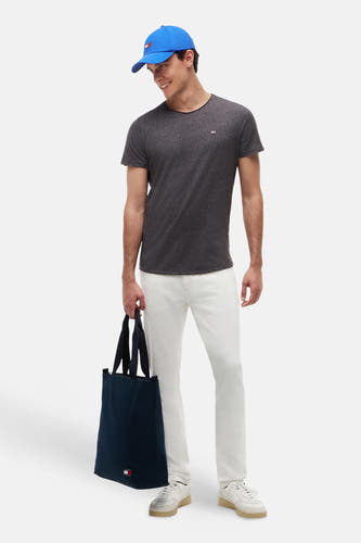 Zwart marl T-shirt van TOMMY JEANS, ronde hals, met klein logo op borst, gedragen in lifestyle look met witte broek en blauwe pet