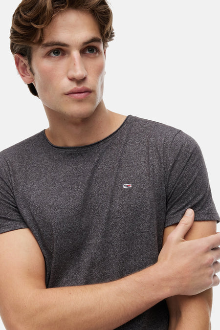 Zwart T-shirt van TOMMY JEANS, met korte mouwen, effen en een subtiel logo op de borst.
