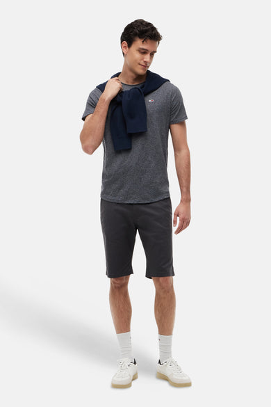 Grijs gemêleerd T-shirt met korte mouwen van TOMMY JEANS met borstlogo, gestyled met trui, korte broek en sneakers.
