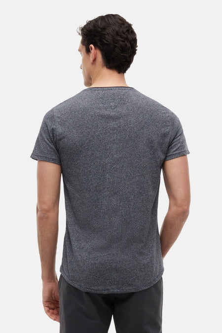 Grijs gemêleerd T-shirt van TOMMY JEANS met korte mouwen, zwarte bies en ronde zoom, achteraanzicht van een man.