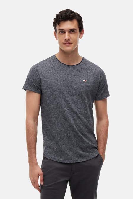 Gemêleerd grijs T-shirt van TOMMY JEANS, met klein rechthoekig logo op de borst, gedragen door een man.