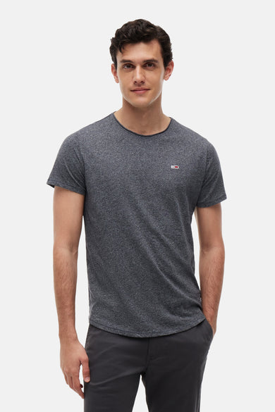 Gemêleerd grijs T-shirt van TOMMY JEANS, met klein rechthoekig logo op de borst, gedragen door een man.
