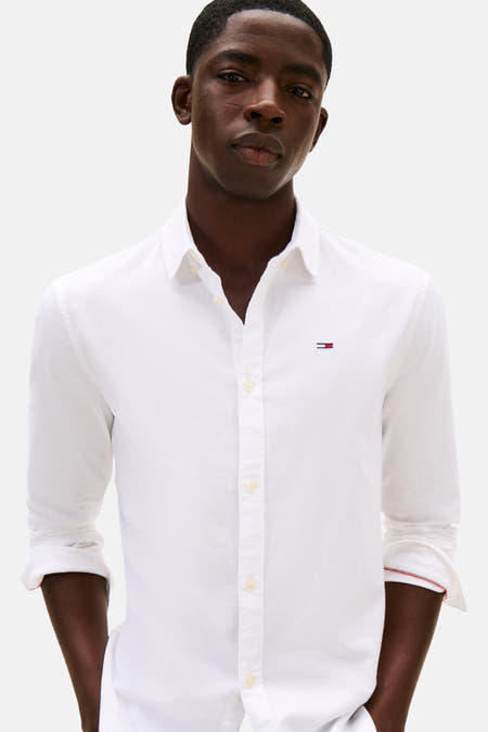 Wit overhemd met lange mouwen van TOMMY JEANS, met subtiel logo op de borst en opgerolde mouwen.