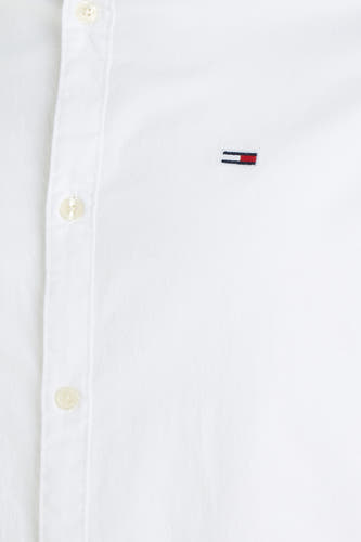 Wit overhemd met lange mouwen van TOMMY JEANS, met een klein logo op de borst en knoopsluiting.
