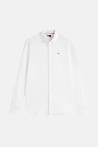 Wit overhemd met lange mouwen van Tommy Jeans, met een kleine merkbadge op de borst.
