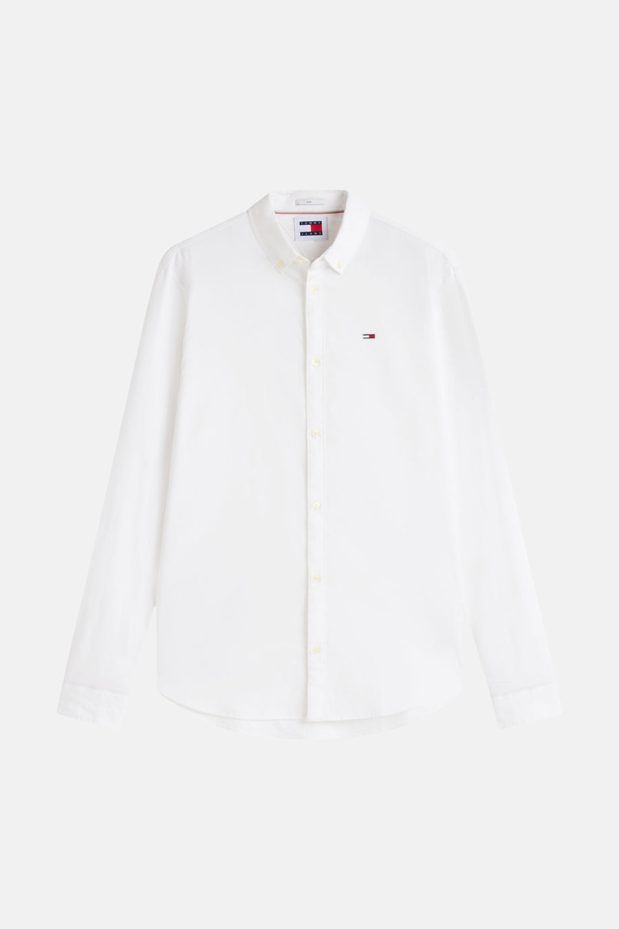 Wit overhemd met lange mouwen van Tommy Jeans, met een kleine merkbadge op de borst.
