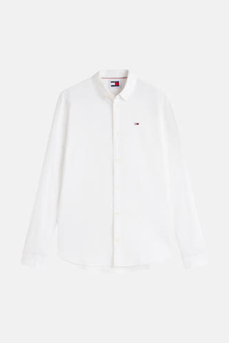 Wit hemd met lange mouwen van TOMMY JEANS met button-down kraag en klein geborduurd vlaglogo op de borst.
