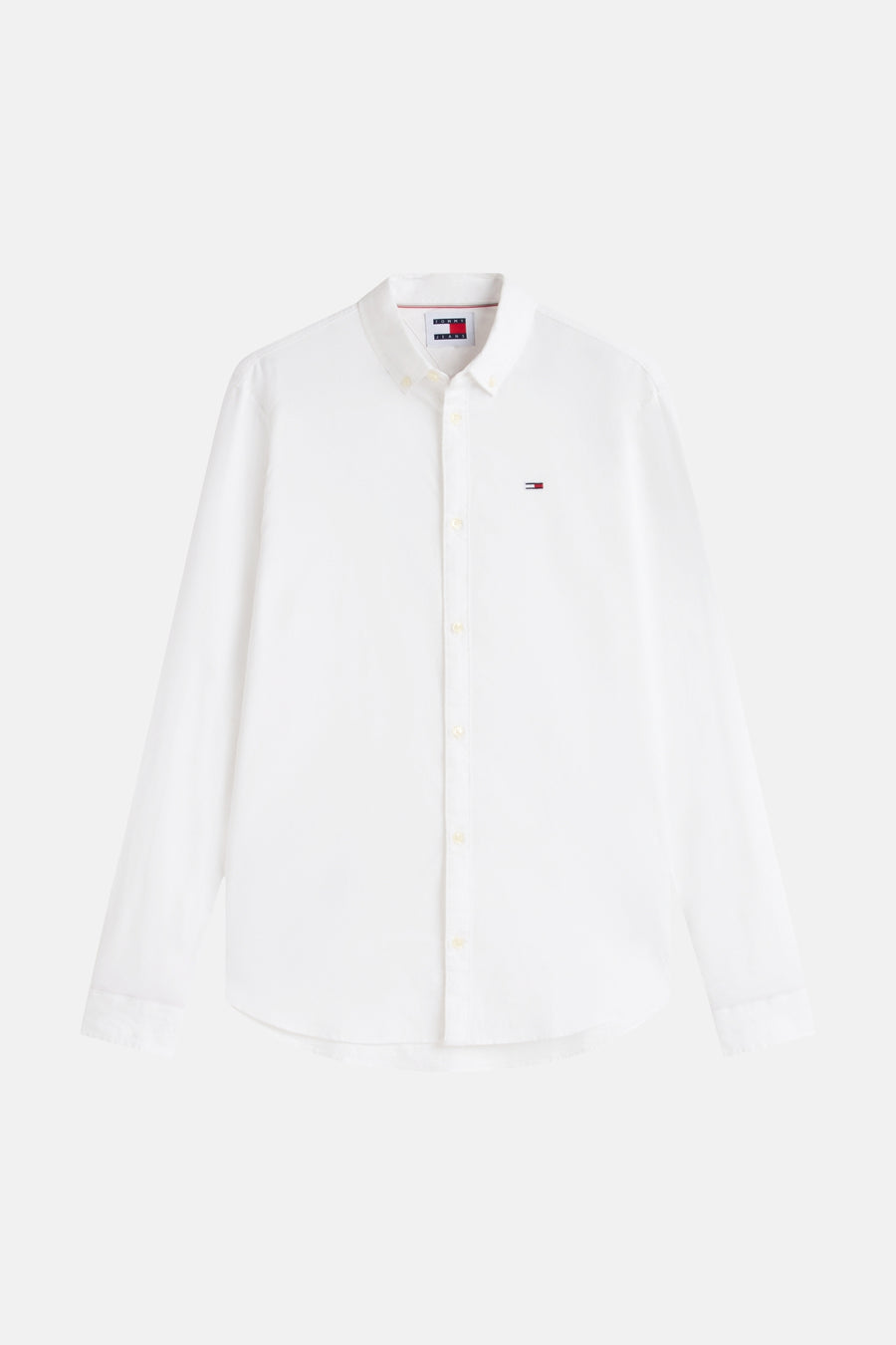 Wit hemd met lange mouwen van TOMMY JEANS met button-down kraag en klein geborduurd vlaglogo op de borst.