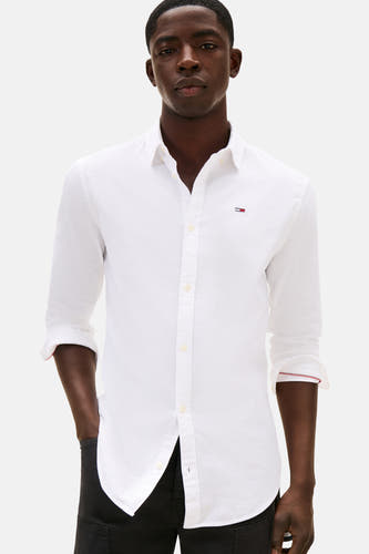 Wit hemd met lange mouwen van TOMMY JEANS, met opgerolde mouwen en een logo op de borst.