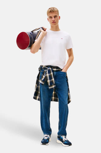 Wit T-shirt met korte mouwen van Tommy Jeans, met een klein logo, gecombineerd met een geruite blouse en jeans.
