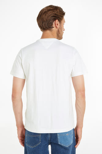 T-shirt blanc à manches courtes de Tommy Jeans, vue arrière avec des jeans bleus.