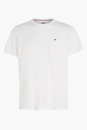 T-shirt blanc de TOMMY JEANS, avec une petite étiquette de marque sur la poitrine et un col rond avec des accents rouge-blanc-bleu.