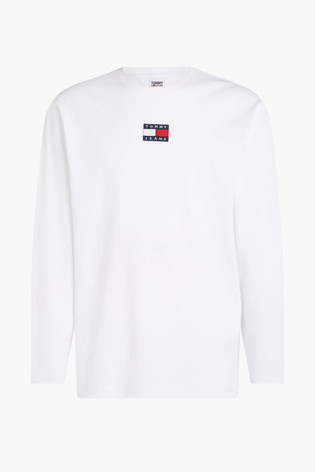 Witte ronde hals trui van TOMMY JEANS met kleurrijk logo op borst, gladde stof, front view