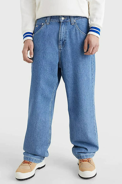 Wijde jeans van denim in het middenblauw van Tommy Jeans, met een losse pasvorm en beige schoenen.
