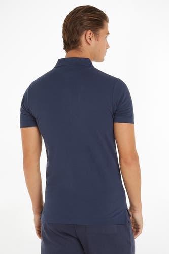 T-shirt bleu de TOMMY JEANS, dos visible, porté avec un pantalon bleu.