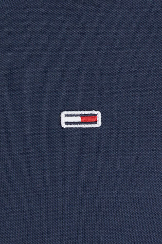 Polo bleu de Tommy Jeans, avec un logo brodé sur la poitrine et une texture finement tissée.