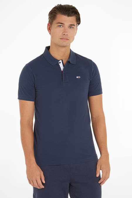 Blauwe polo van TOMMY JEANS, met korte mouwen en een kleine logoborduursel op de borst.