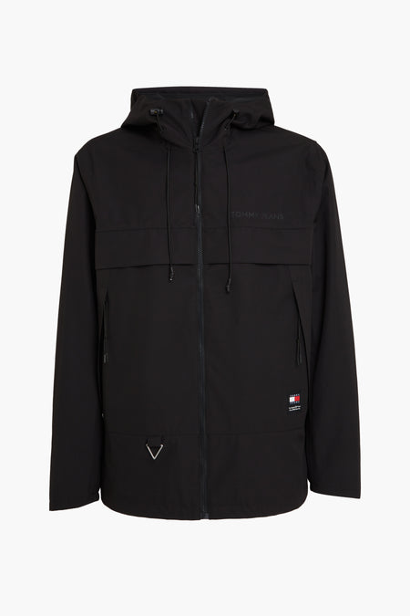 Zwarte korte jas met capuchon van TOMMY JEANS, voorzien van rits, zakken en logo-patch op borst en taille