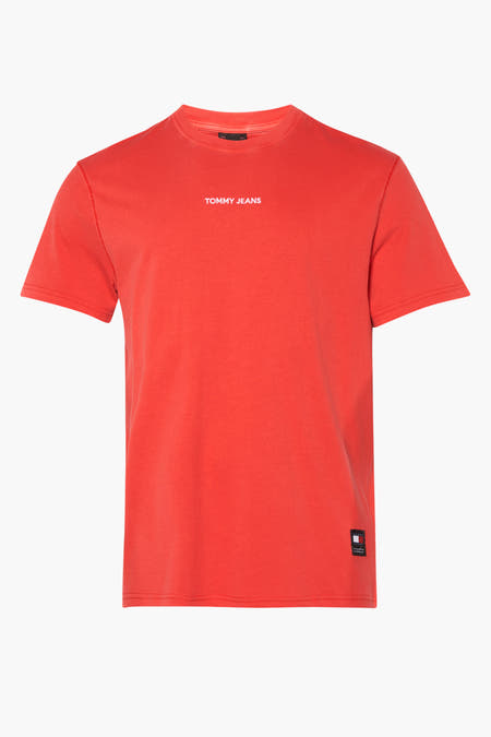 Rood T-shirt met korte mouwen van TOMMY JEANS, met witte merklogo op de borst en een label onderaan.
