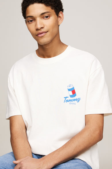 T-shirt écru à manches courtes de Tommy Jeans, avec un motif de bouteille de soda sur la poitrine.
