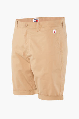 Beige short van TOMMY JEANS met omgeslagen pijpen en een logo op de zak.