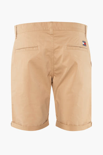 Beige short van TOMMY JEANS, met achterzakken en omgeslagen pijpen.