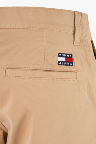 Beige short van TOMMY JEANS, met achterzak en merklogo op de achterkant.