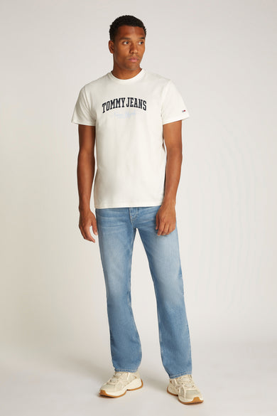 Slim jeans in lichtblauw denim van Tommy Jeans, gedragen met een wit T-shirt en crèmekleurige sneakers.