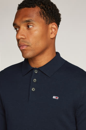 Blauwe trui van TOMMY JEANS, met knoopsluiting en een geborduurd logo op de borst.