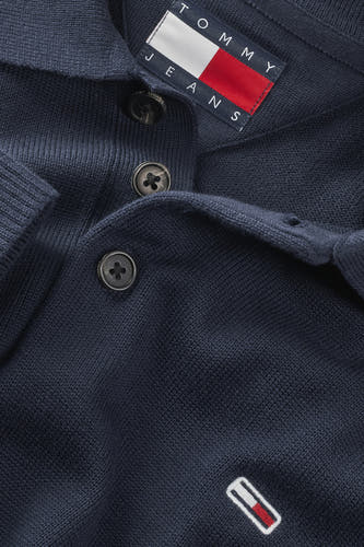 Blauwe trui van TOMMY JEANS, met knopen en een klein logo op de voorkant.