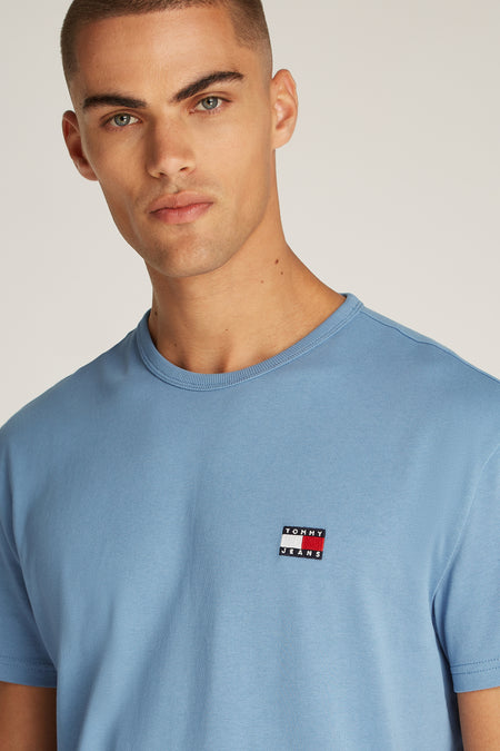 T-shirt bleu à manches courtes de TOMMY JEANS, avec un petit logo sur la poitrine.