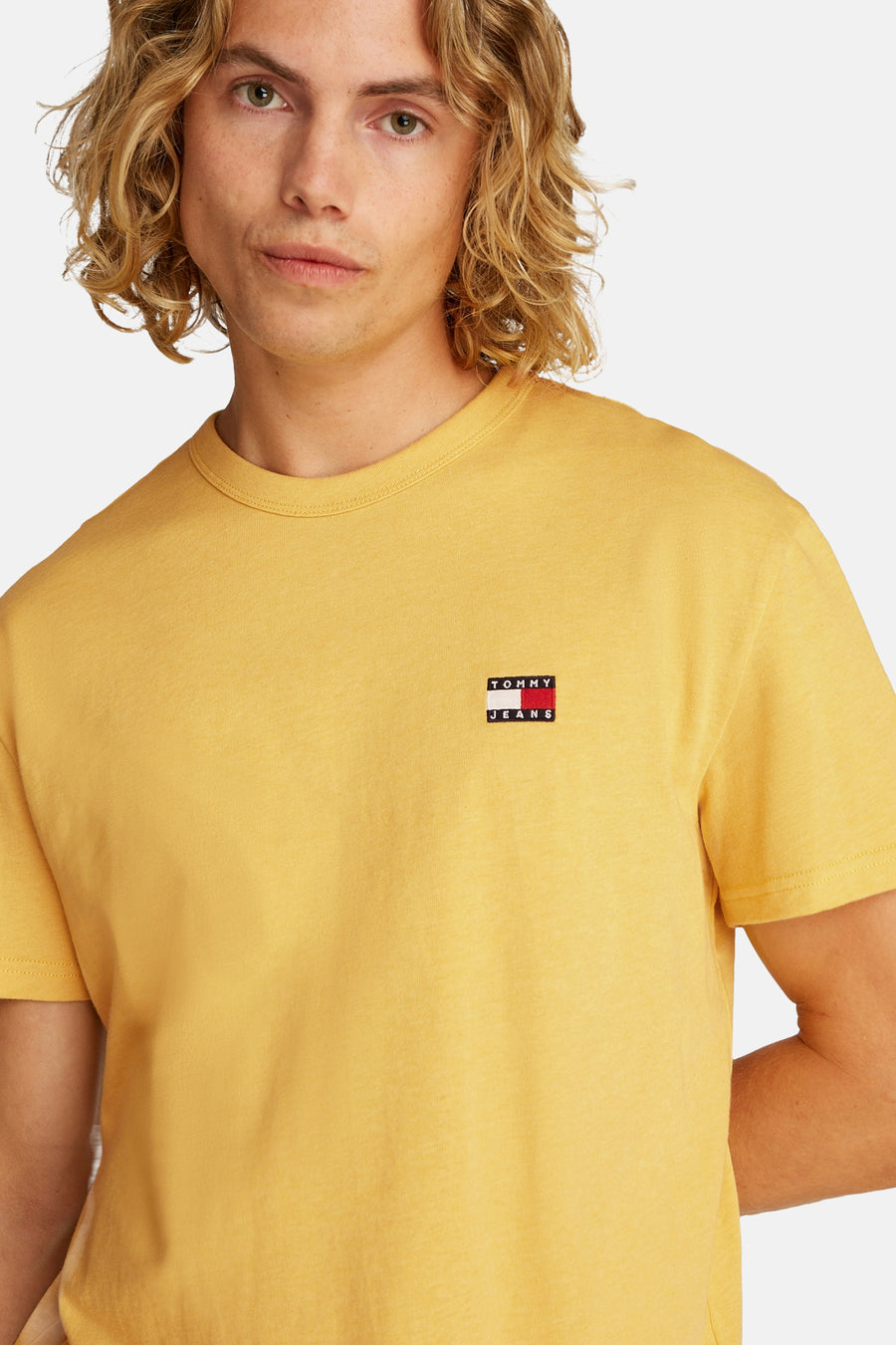 T-shirt jaune à manches courtes de TOMMY JEANS, design uni avec un petit logo sur la poitrine.