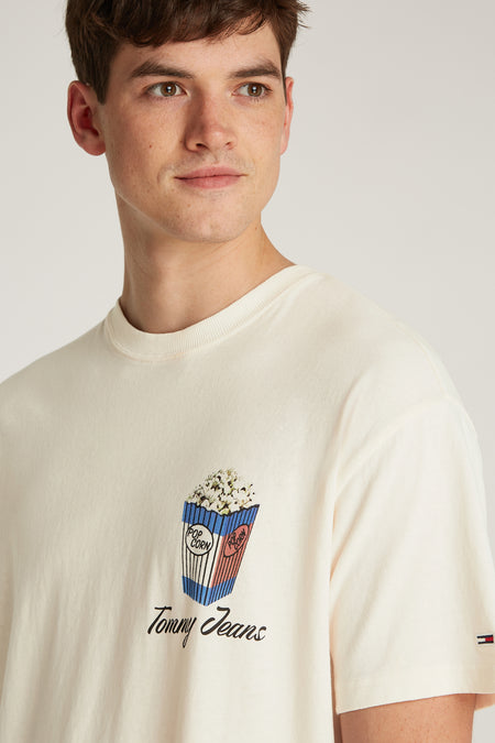 Wit T-shirt met korte mouwen van Tommy Jeans, met een popcornprint en het logo Tommy Jeans.
