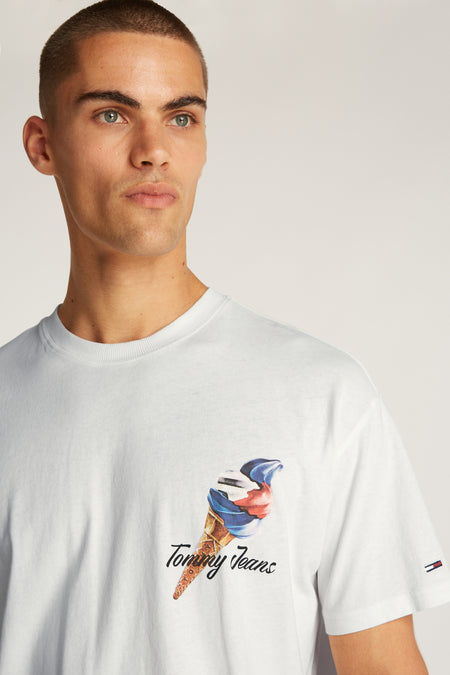 Wit T-shirt met korte mouwen van TOMMY JEANS, met een ijshoorntjesprint op de voorkant en een klein merklogo op de mouw.