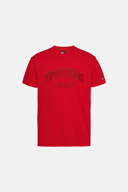 T-shirt rouge à manches courtes de TOMMY JEANS, avec une impression textuelle sur la partie avant et un petit logo sur la manche.