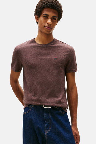 Bruin T-shirt met korte mouwen van TOMMY JEANS, met een klein logo op de borst, gecombineerd met een donkerblauwe jeans en riem.