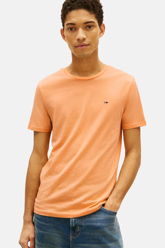 Oranje T-shirt met korte mouwen van TOMMY JEANS, met een effen kleur en gedragen met jeans.