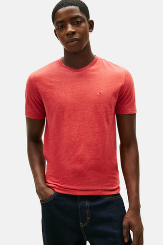 Rood T-shirt met korte mouwen van TOMMY JEANS, gedragen met een donkere jeans.