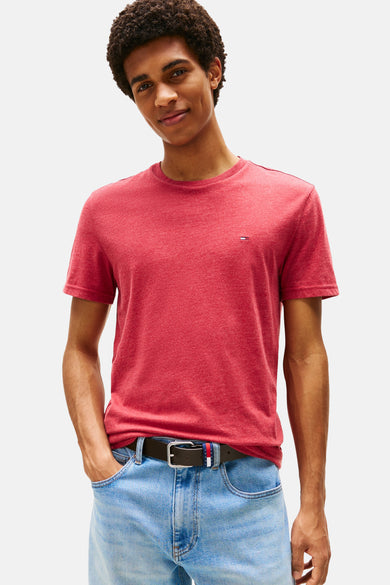 Rood T-shirt met korte mouwen van TOMMY JEANS, gedragen met een jeans en een bruine riem met een zilveren gesp.
