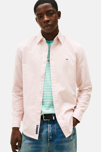 Rood gestreept overhemd met lange mouwen van TOMMY JEANS, met een open gedragen turquoise gestreepte t-shirt.