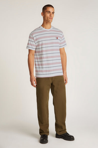 T-shirt met korte mouwen van TOMMY JEANS, met horizontale strepen en effen kaki broek.
