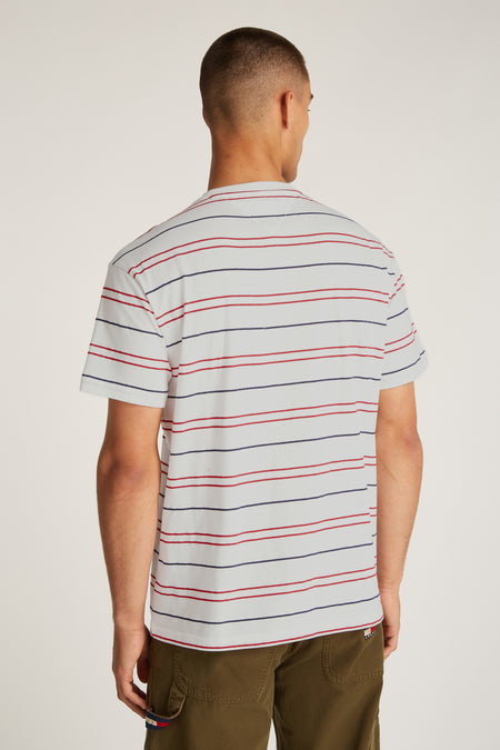 Multikleurig T-shirt met korte mouwen van TOMMY JEANS, met horizontale rode en blauwe strepen, rugaanzicht.
