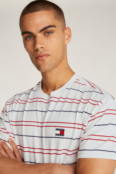 Multicolor gestreept T-shirt met korte mouwen van TOMMY JEANS, met rode en blauwe strepen.