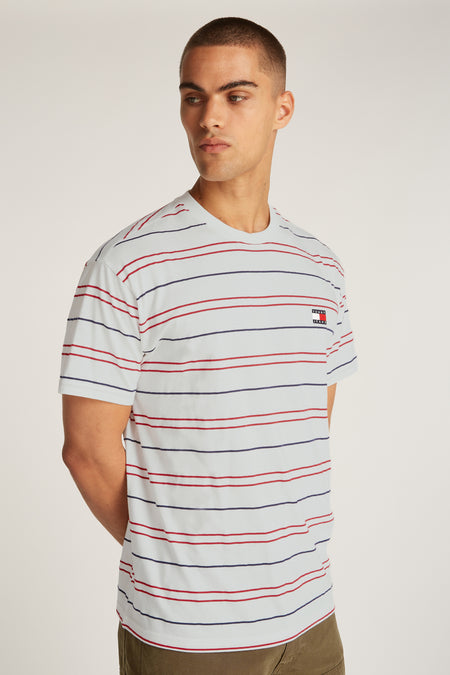 Multicolor T-shirt met korte mouwen van Tommy Jeans, met horizontale rode en blauwe strepen en een logo op de borst.